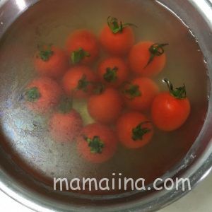 海の野菜洗いに浸したミニトマト