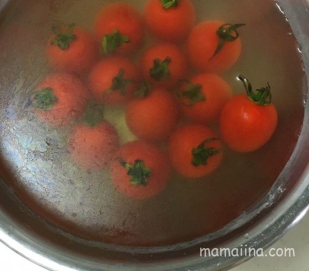 海の野菜洗いに浸したミニトマト