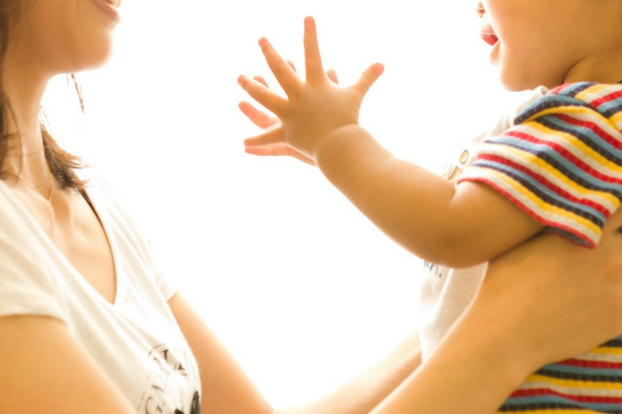 子供をあやすママ