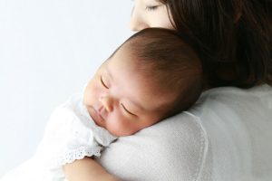 ママに抱かれる赤ちゃん
